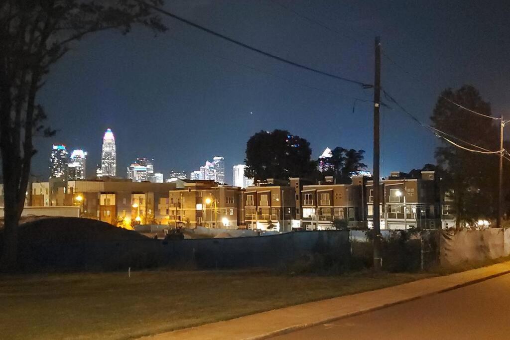 7, Sleep 6, Walk To Attractions In Uptown Apartamento Charlotte